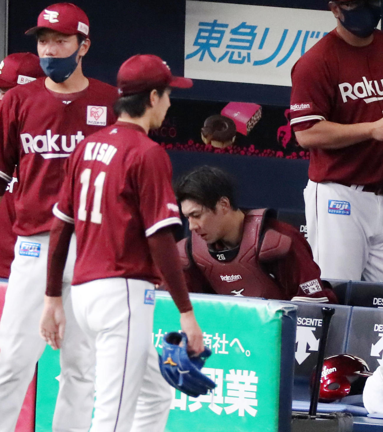 オリックス対楽天　4回裏の登板を終えベンチへ引き上げる岸（左）と炭谷（撮影・加藤哉）