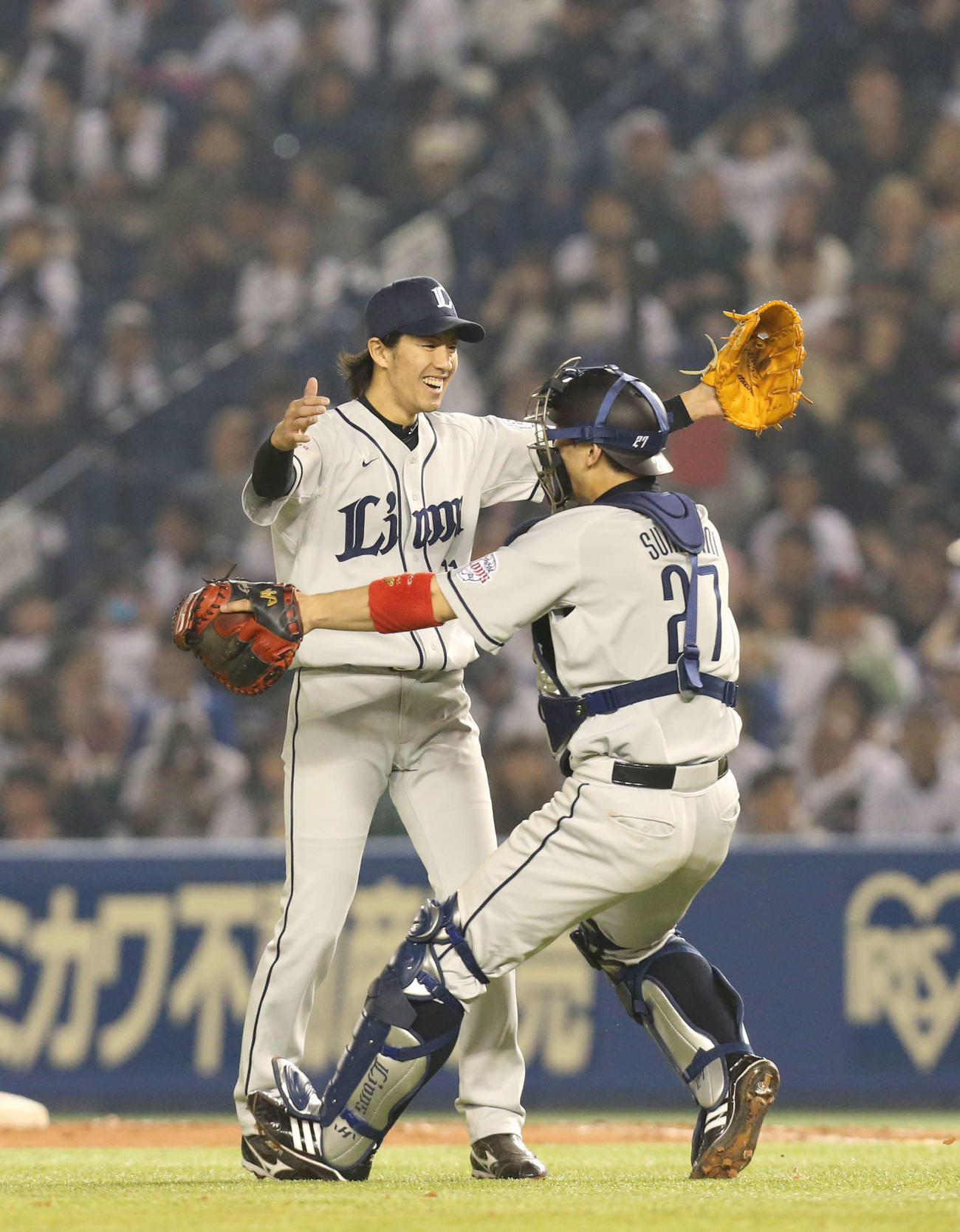 ロッテ対西武　ノーヒットノーランを達成して捕手炭谷銀仁朗（右）と抱き合う西武岸孝之（14年5月2日撮影）