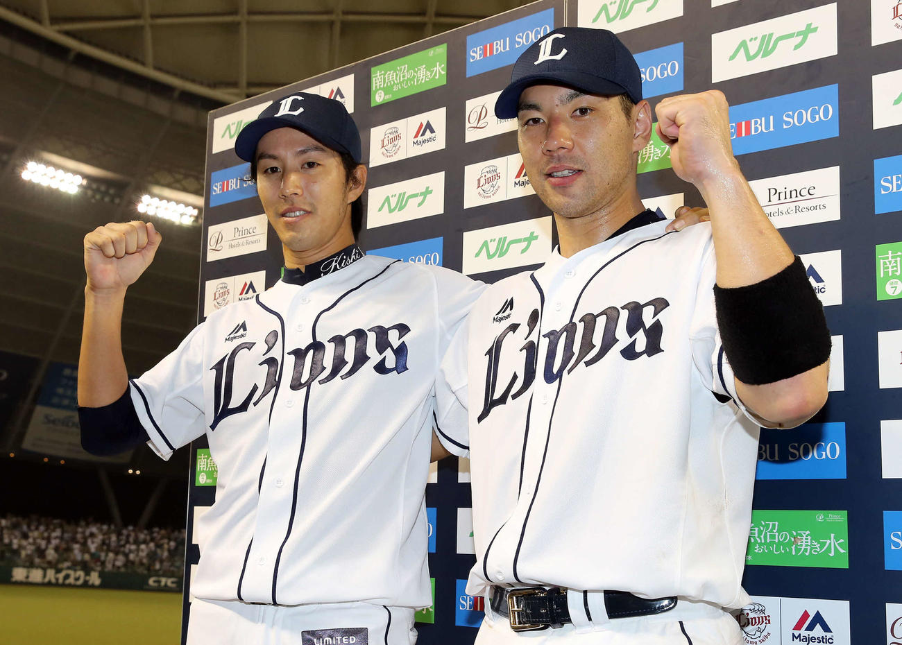 ガッツポーズを見せる西武時代の岸孝之（左）と炭谷銀仁朗（16年9月27日撮影）