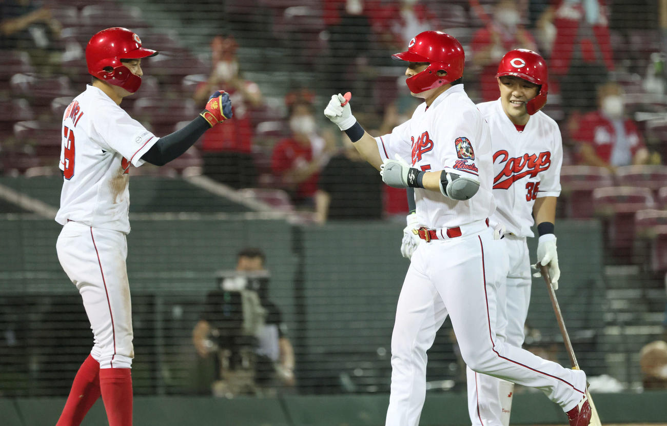 プロ野球広島対DeNA 8回裏広島2死二塁、代打の長野久義は勝ち越しの左越え2点本塁打を放ちナインに迎えられる（撮影・加藤孝規）