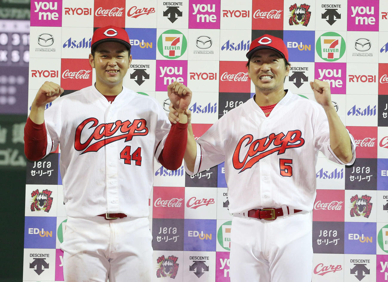プロ野球広島対DeNA　お立ち台でポーズを決める長野久義（右）と林晃汰（左）