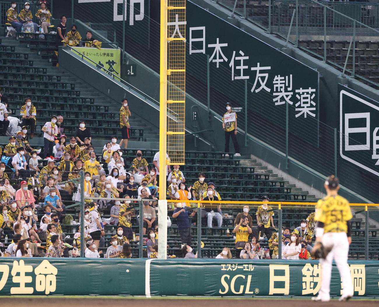 阪神対巨人　5回表巨人無死、ウィーラーの打球は左翼ポール直撃の本塁打となる（撮影・清水貴仁）