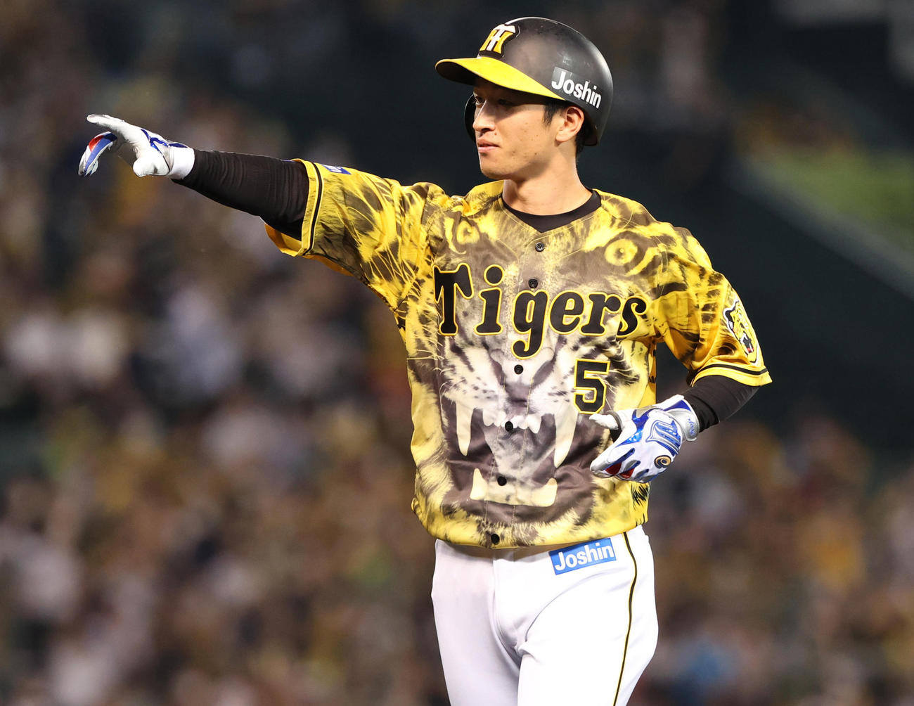 阪神対巨人　5回裏阪神2死二塁、中前適時打を放つ近本（撮影・清水貴仁）