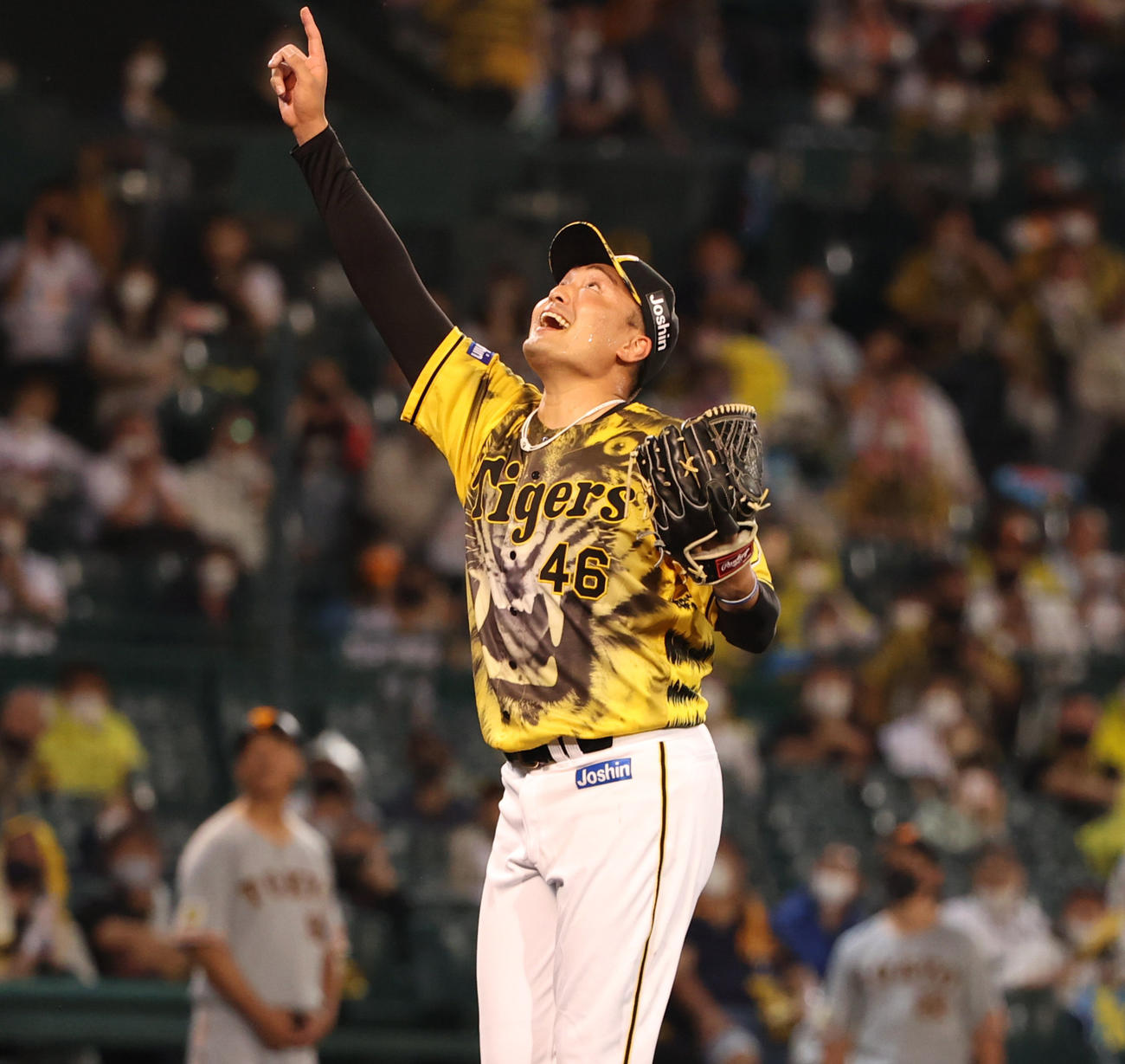 阪神対巨人　6回表巨人無死、岡本和を捕邪飛に抑える阪神秋山（撮影・清水貴仁）