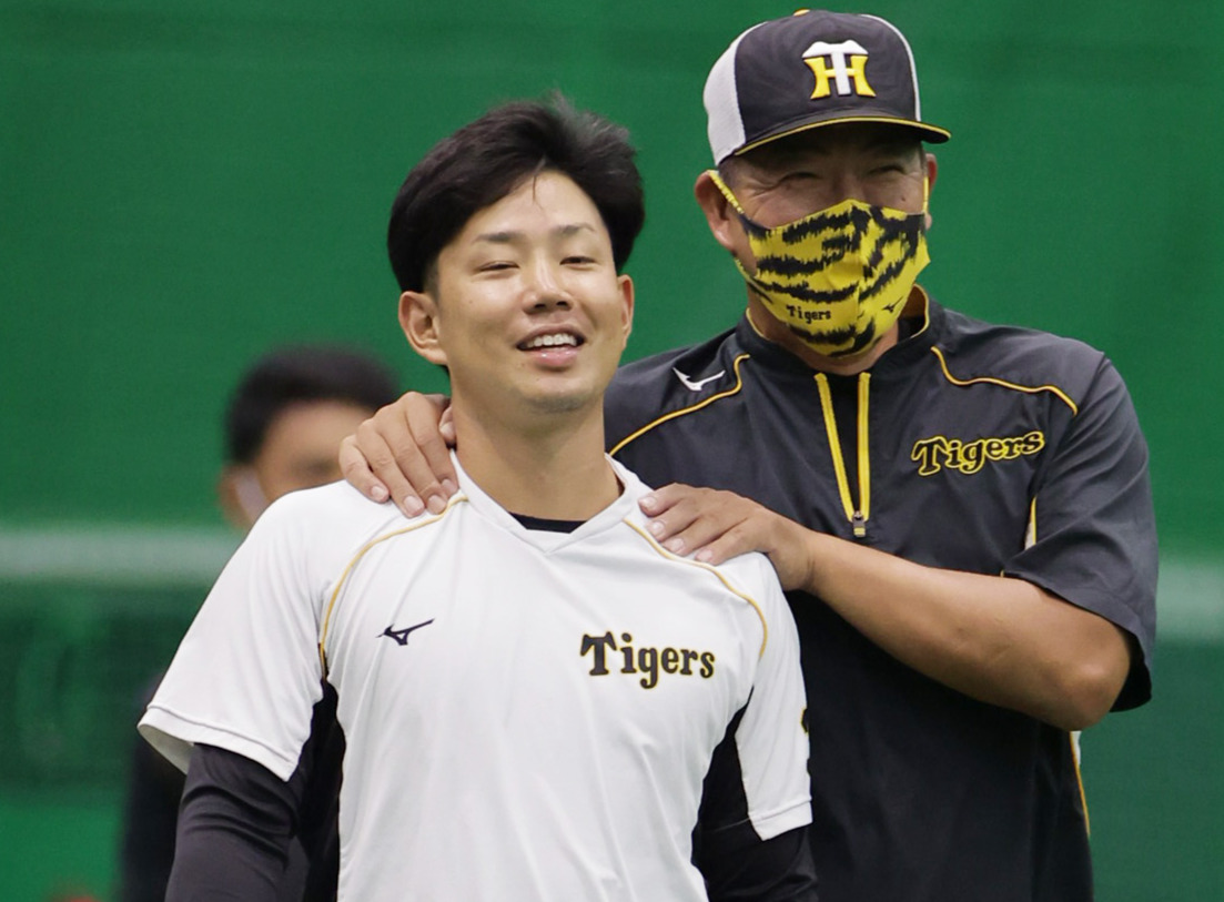 阪神対巨人　井上ヘッドコーチ（右）に肩をもまれる糸原（撮影・清水貴仁）