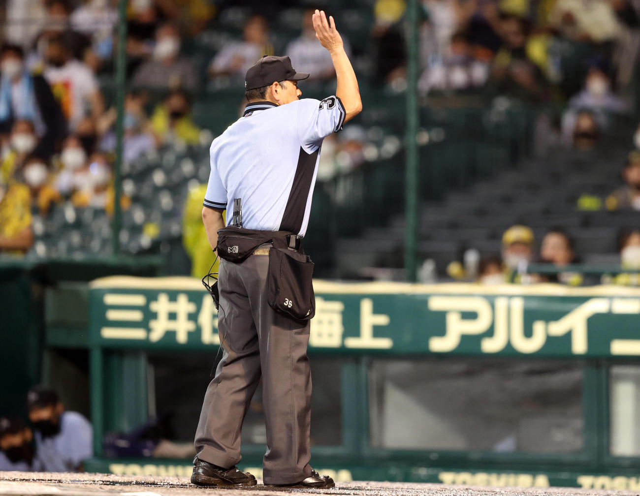 阪神対巨人　7回表途中、降雨により試合続行不能のためコールド阪神対巨人　7回表途中、降雨により試合続行不能のためコールドを宣言する真鍋球審（撮影・狩俣裕三）