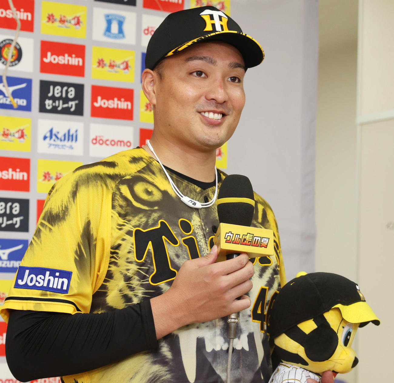 阪神対巨人　ヒーローインタビューを受ける阪神秋山（撮影・清水貴仁）
