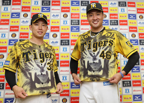 阪神対巨人　ヒーローインタビューでウル虎の夏ユニホームを強調する阪神糸原（左）と秋山（撮影・清水貴仁）