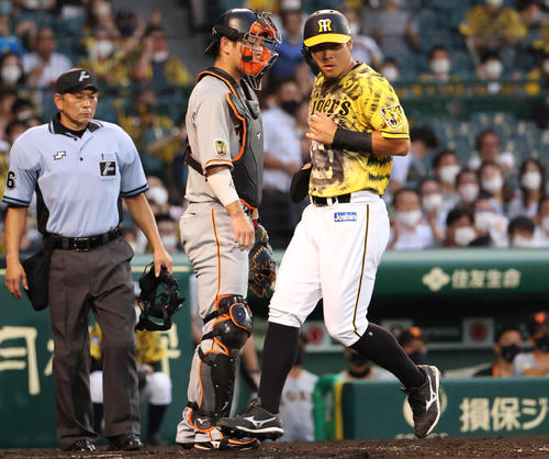 阪神対巨人　3回裏阪神無死一、三塁、近本の二ゴロの間に三塁走者佐藤輝が生還し先制する（撮影・清水貴仁）