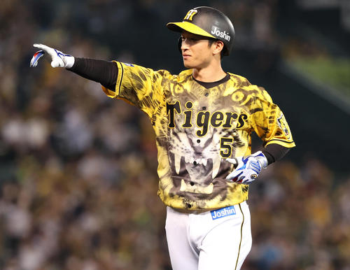 阪神対巨人　5回裏阪神2死二塁、中前適時打を放つ近本（撮影・清水貴仁）