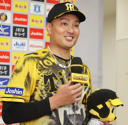 阪神対巨人　ヒーローインタビューを受ける阪神秋山（撮影・清水貴仁）