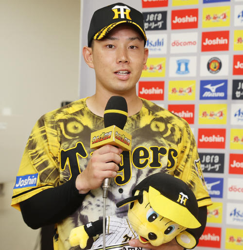 阪神対巨人　ヒーローインタビューを受ける阪神糸原（撮影・清水貴仁）