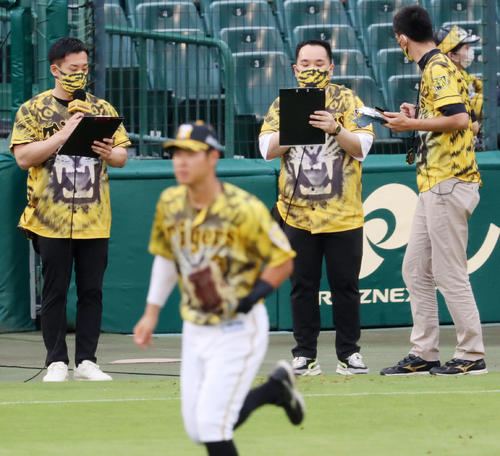阪神対巨人　阪神選手の紹介を行うミルクボーイ（撮影・加藤哉）