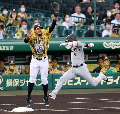 阪神対巨人　1回表巨人1死、マルテは坂本勇の打球で中野から高めに浮いた送球を捕球する（撮影・加藤哉）