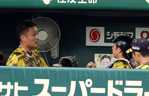 阪神対巨人　1回表を抑え、ベンチでタッチを交わす秋山（左）と梅野（撮影・狩俣裕三）