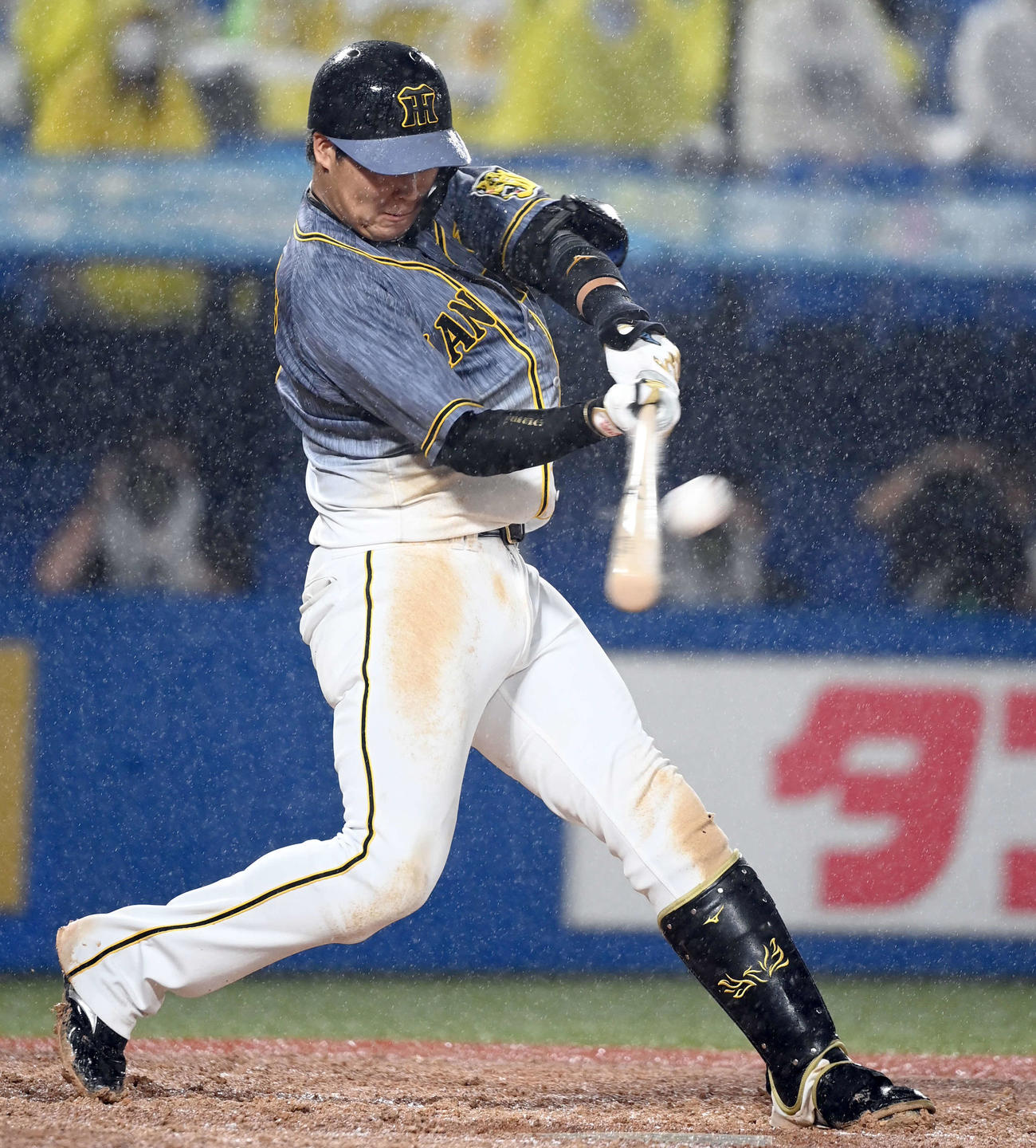 ヤクルト対阪神　8回表阪神2死二、三塁、大山は右越え勝ち越し3点本塁打を放つ（撮影・たえ見朱実）