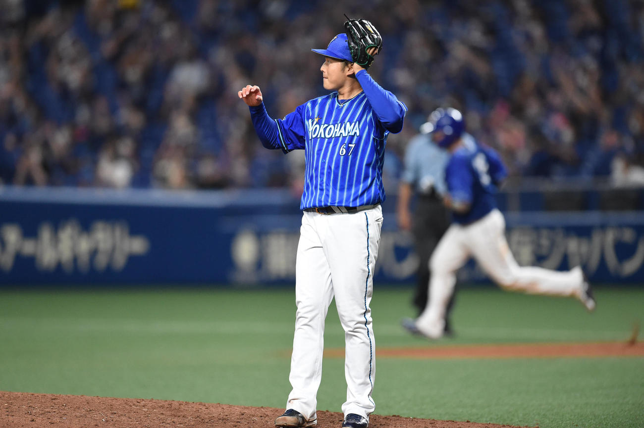 中日対DeNA 7回裏中日無死、木下拓に左越え本塁打を打たれた有吉（撮影・森本幸一）