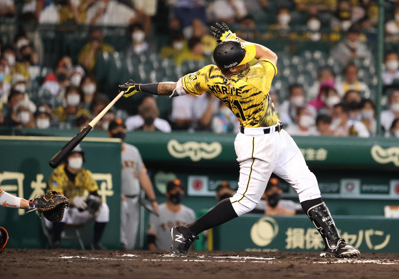 阪神対巨人　6回裏阪神無死、左越え本塁打を放つマルテ（撮影・清水貴仁）