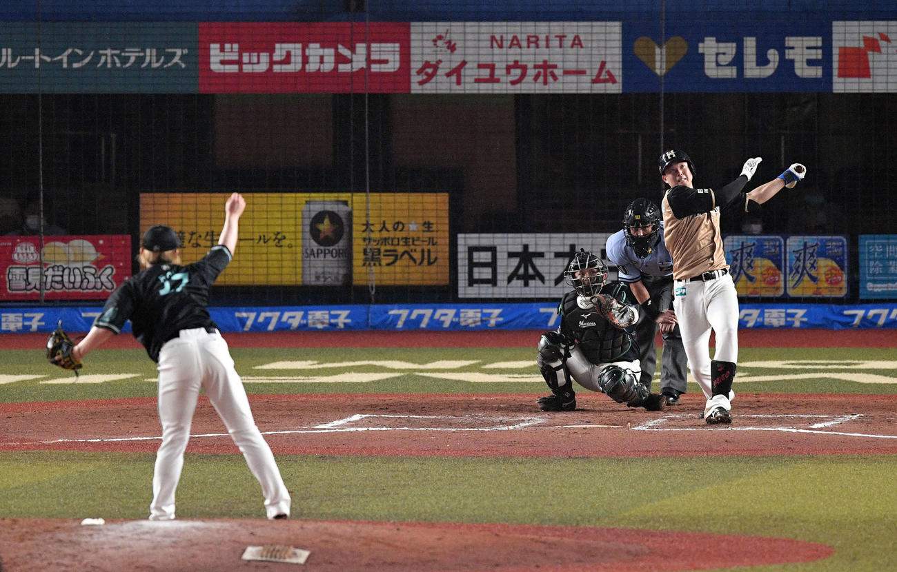 ロッテ対日本ハム　7回表日本ハム無死、高浜は左越えソロ本塁打を放つ。投手小野（撮影・滝沢徹郎）