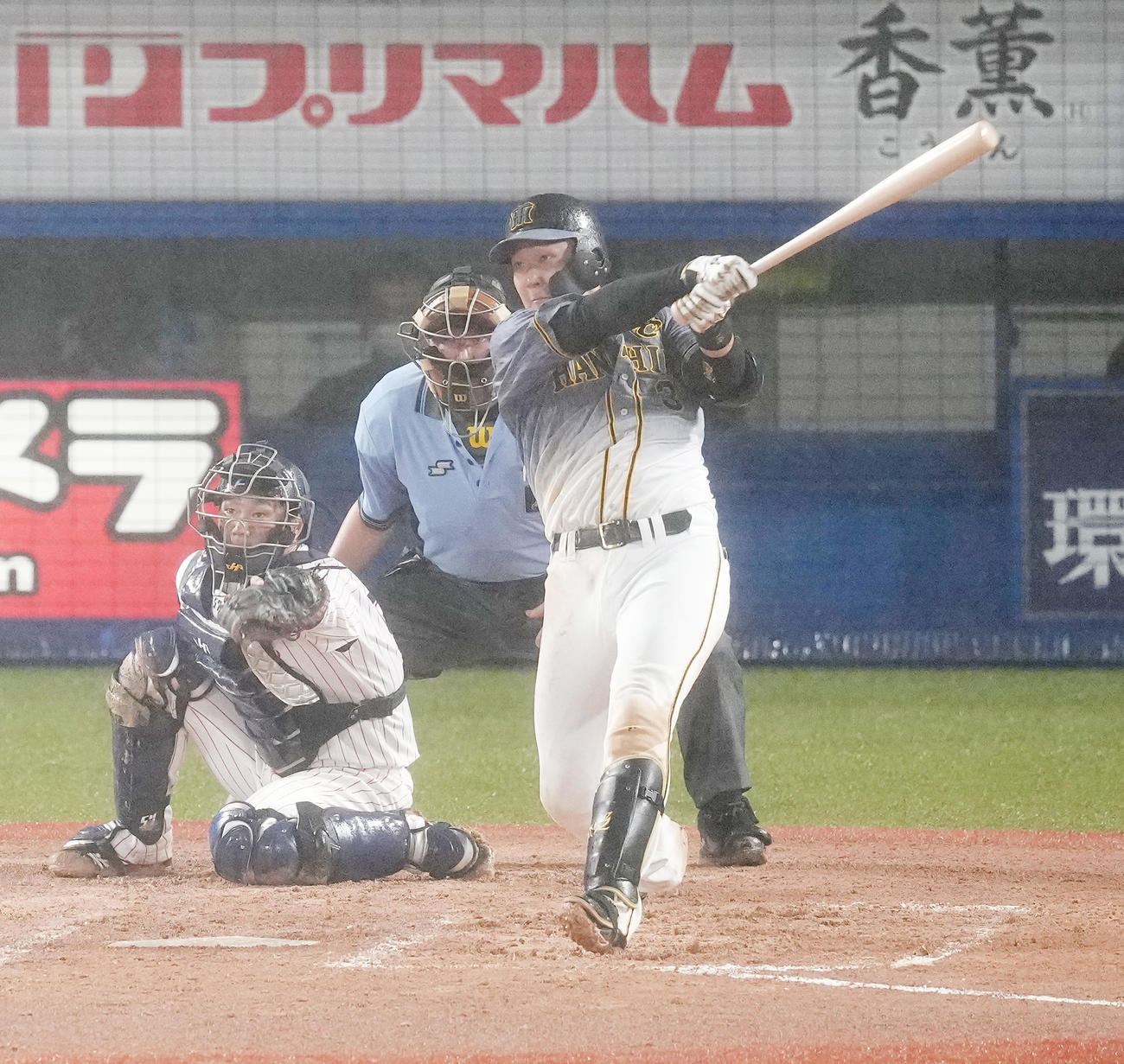 ヤクルト対阪神　8回表阪神2死一、三塁、右越えに勝ち越しの3点本塁打を放つ大山（撮影・菅敏）