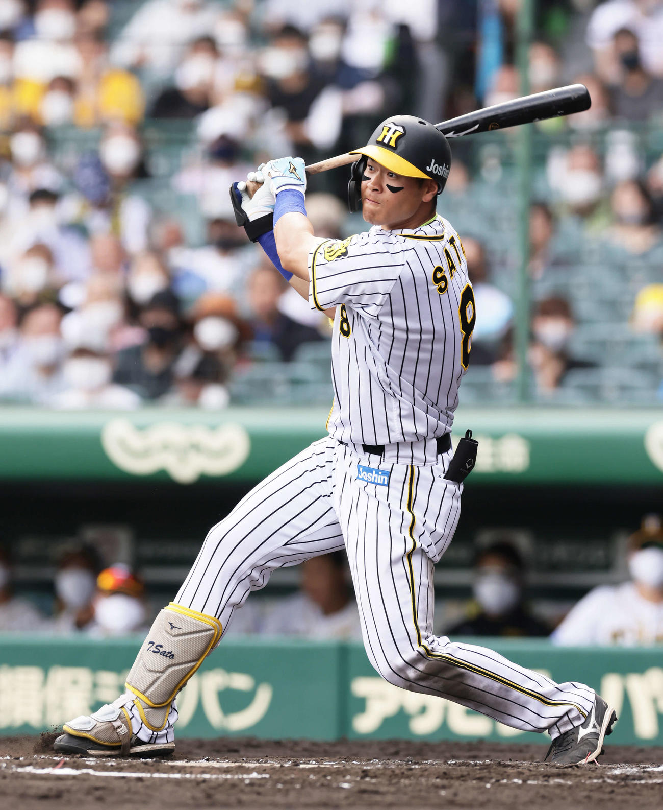 6月20日、巨人戦　左越え本塁打を放つ阪神佐藤輝
