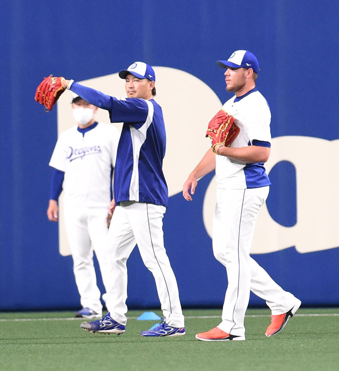 中日対DeNA　試合前練習、一軍に合流した田島（中央）とロドリゲス（右）（撮影・森本幸一）