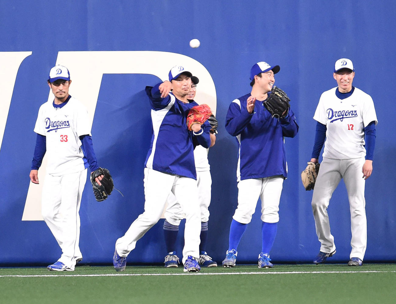 中日対DeNA　試合前練習、一軍に合流しノックを受ける田島（中央・手前）（撮影・森本幸一）