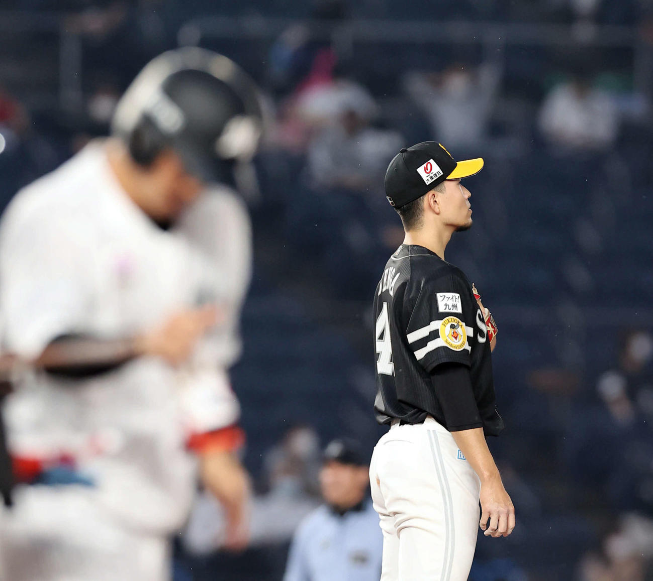 6日ロッテ戦で押し出し四球を与えスコアボードを見つめる千賀