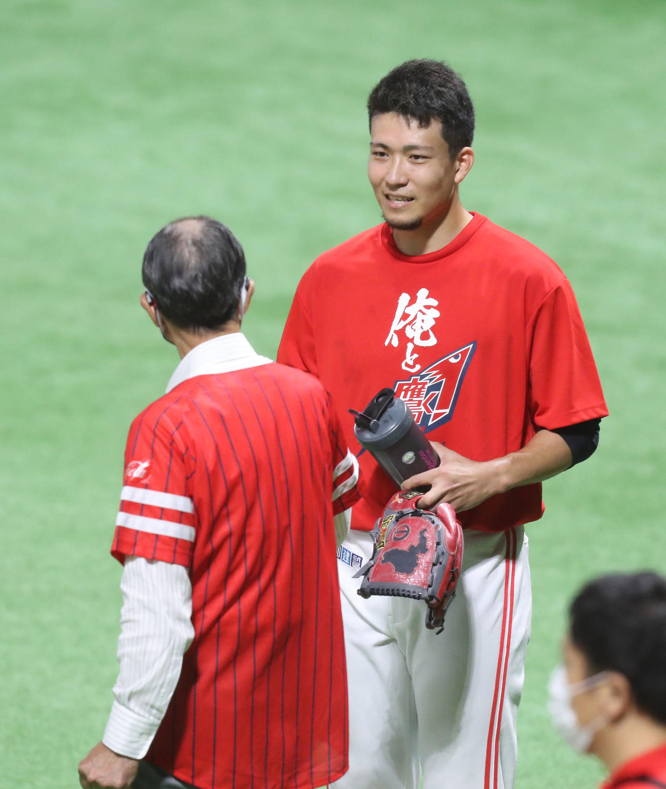 ソフトバンク対オリックス　王球団会長と談笑をする千賀（撮影・屋方直哉）