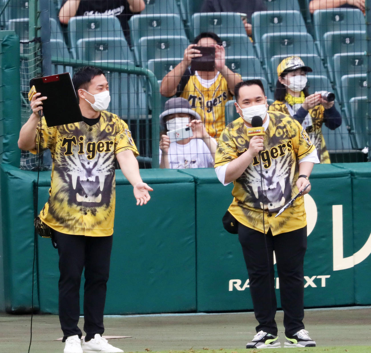 試合前グラウンドに登場したミルクボーイ（撮影・加藤哉）