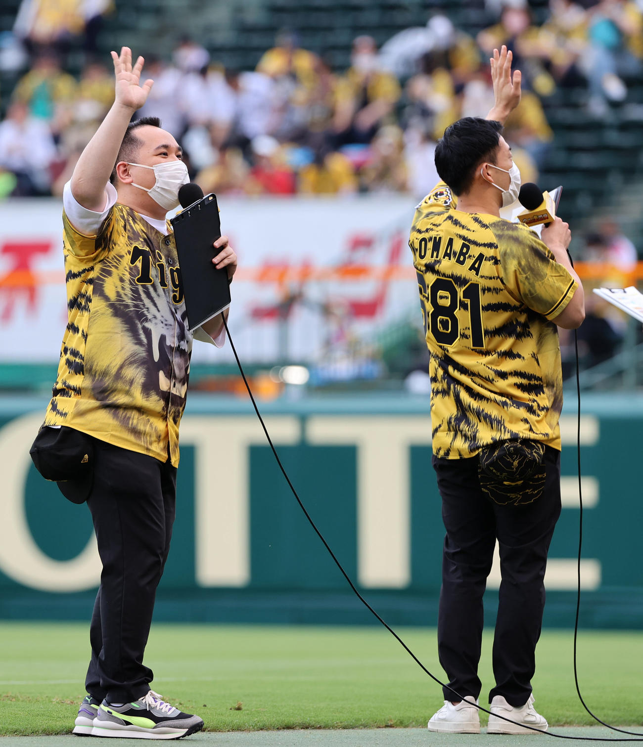 試合前に登場し手を振るミルクボーイの内海崇（左）と駒場孝（撮影・清水貴仁）