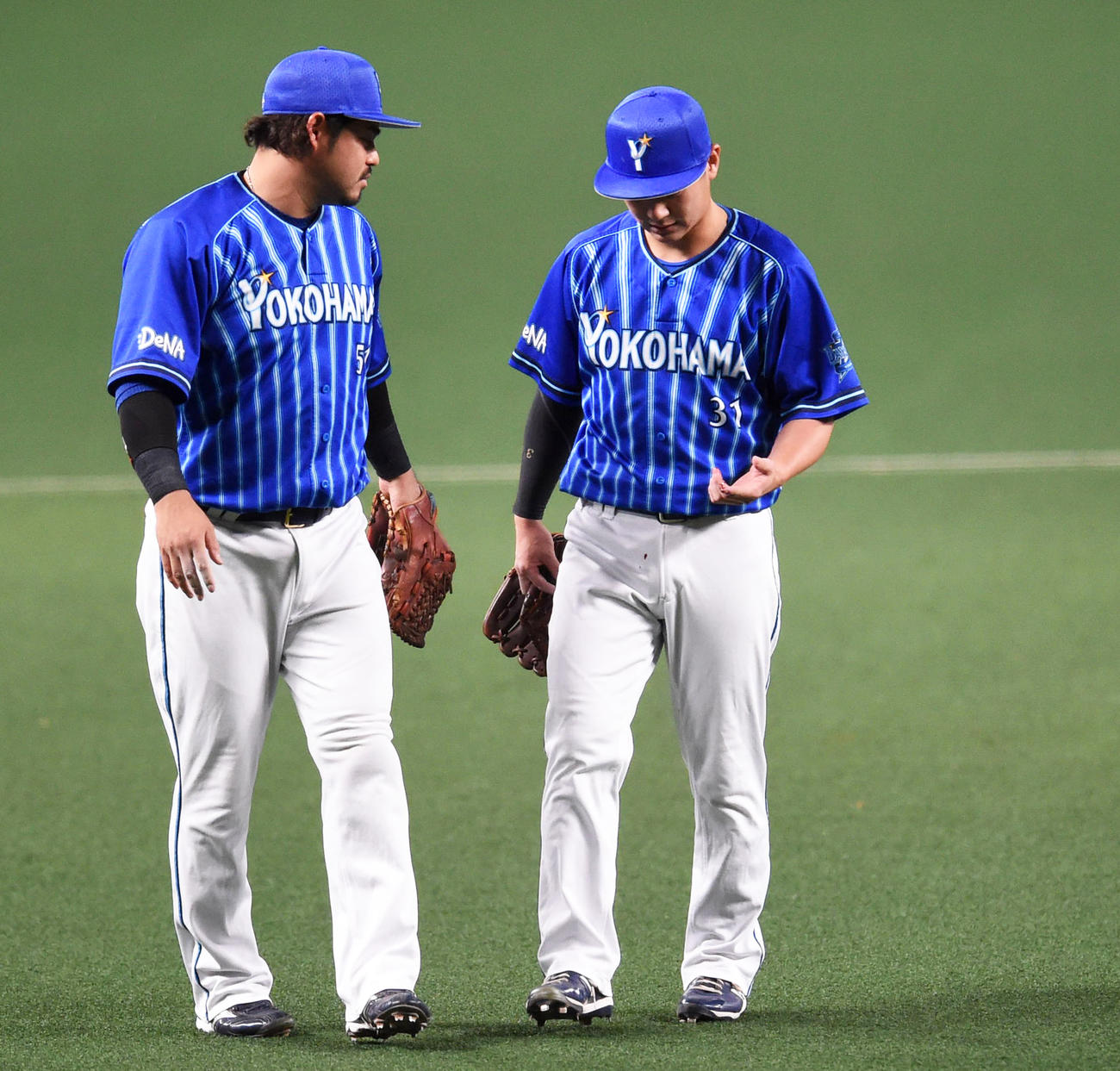1回裏中日無死一塁、指を負傷した柴田（右）（撮影・森本幸一）