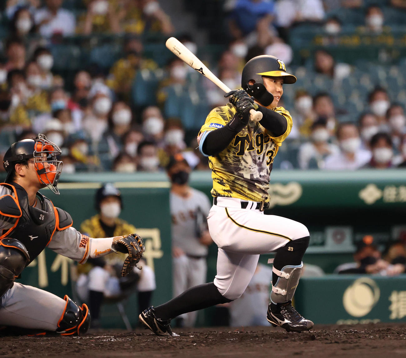 阪神対巨人　3回裏阪神2死二塁、右前適時打を放つ糸原（撮影・清水貴仁）