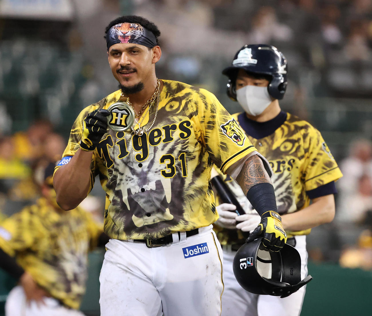 阪神対巨人　6回裏阪神無死、左越え本塁打を放ちメダルをみせるマルテ（撮影・清水貴仁）