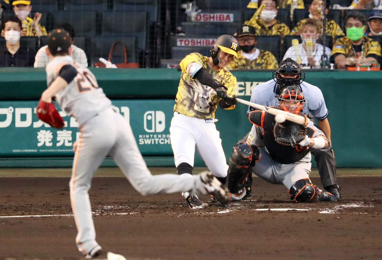 阪神対巨人　3回裏阪神2死二塁、糸原は右前適時打を放つ。投手は戸郷（撮影・加藤哉）