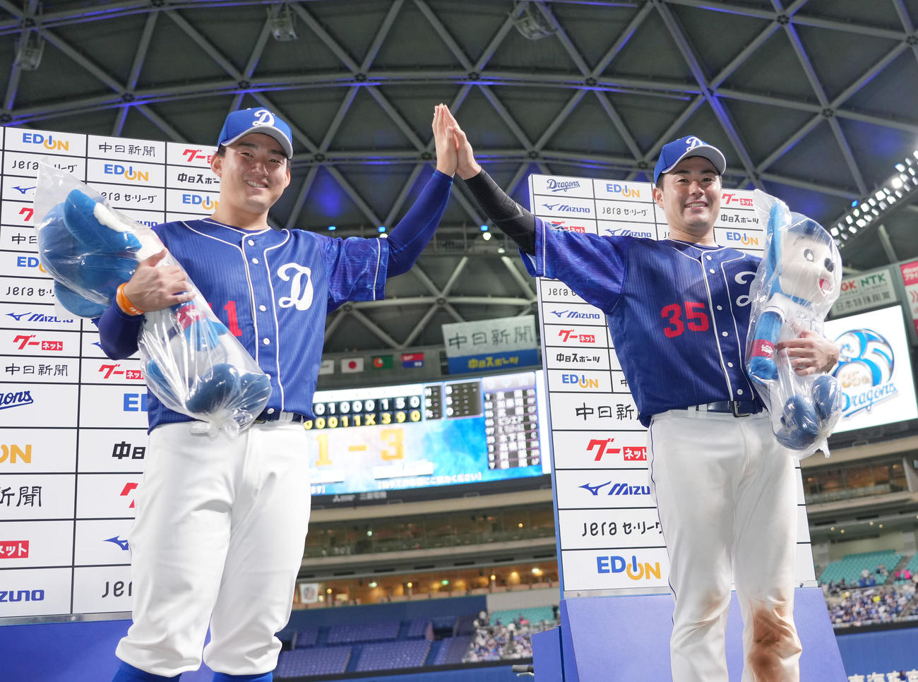 中日対DeNA　ヒーローインタビューを終えポーズを決める小笠原（左）と木下拓（右）（撮影・森本幸一）