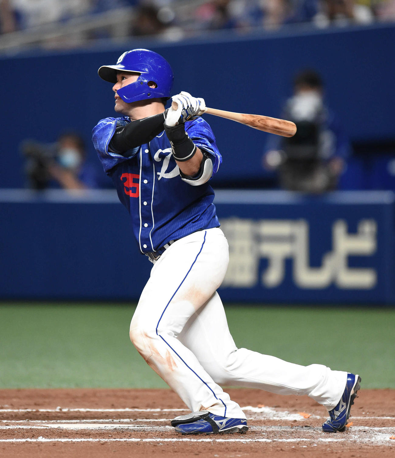 中日対DeNA 7回裏中日無死、左越え本塁打を放つ木下拓（撮影・森本幸一）