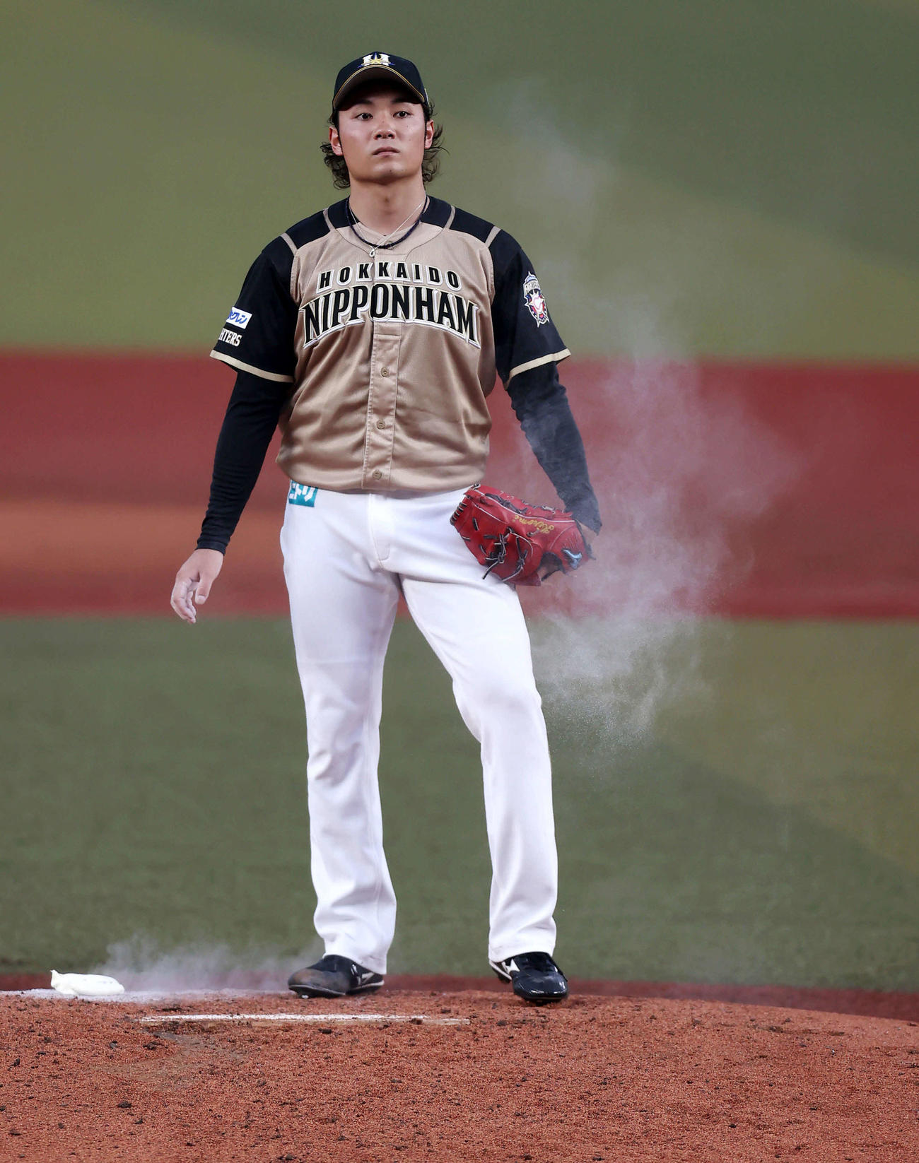 ロッテ対日本ハム　ロジンの煙を舞わせながらマウンドに立つ日本ハム先発の伊藤（撮影・垰建太）