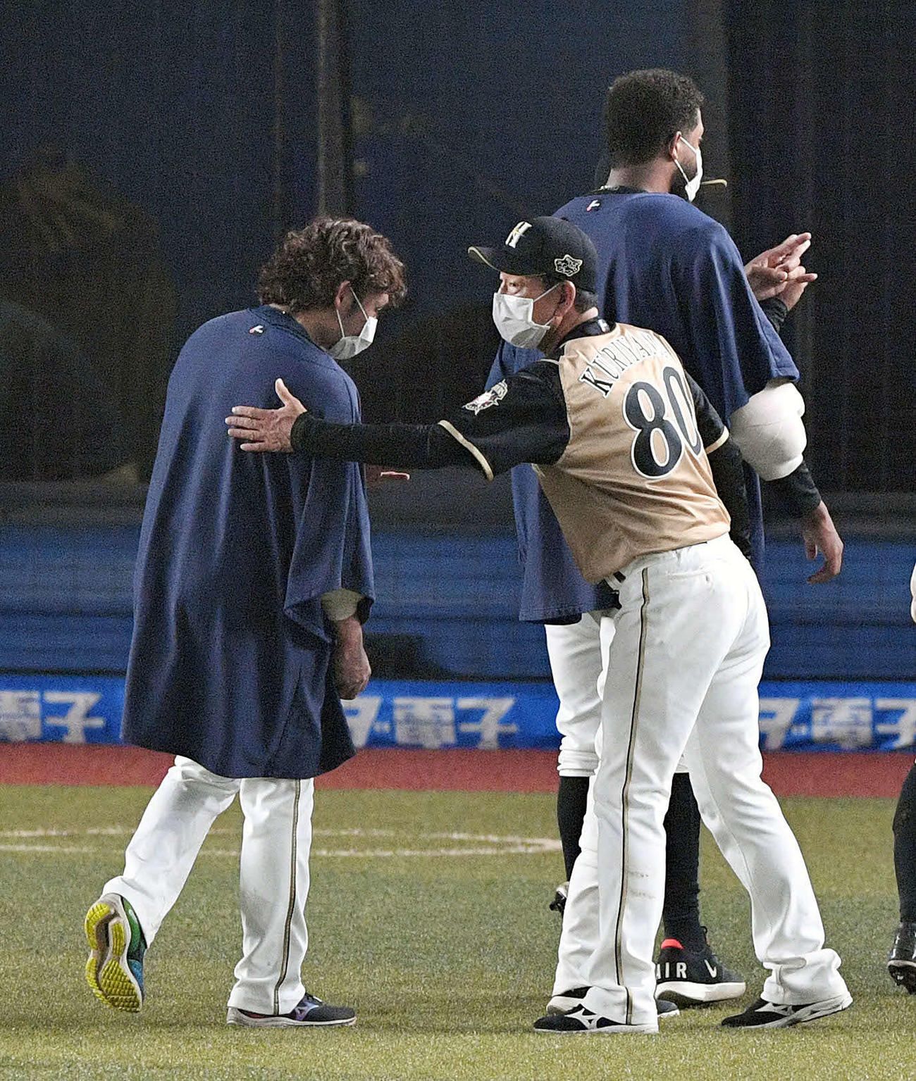 ロッテ対日本ハム　試合後、日本ハム栗山監督（右手前）から労われる伊藤（撮影・滝沢徹郎）