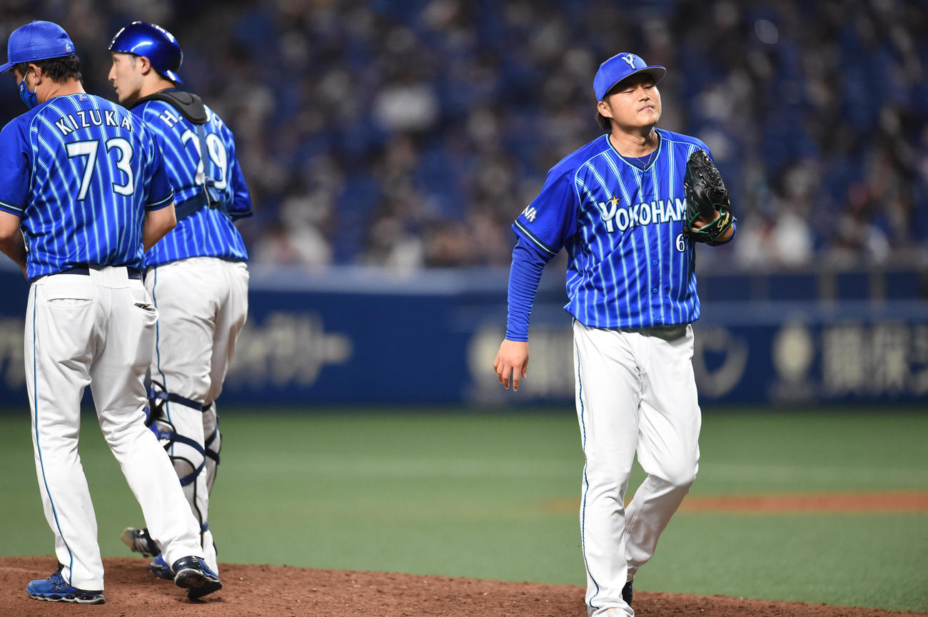 中日対DeNA 7回裏中日2死一塁、マウンドを降りるDeNA先発の有吉（右）（撮影・森本幸一）