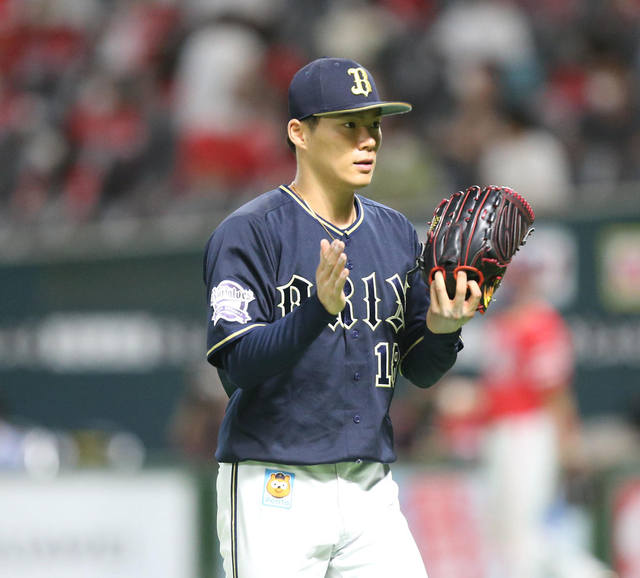 7回裏を投げ切り手たたくオリックス山本由伸（撮影・屋方直哉）