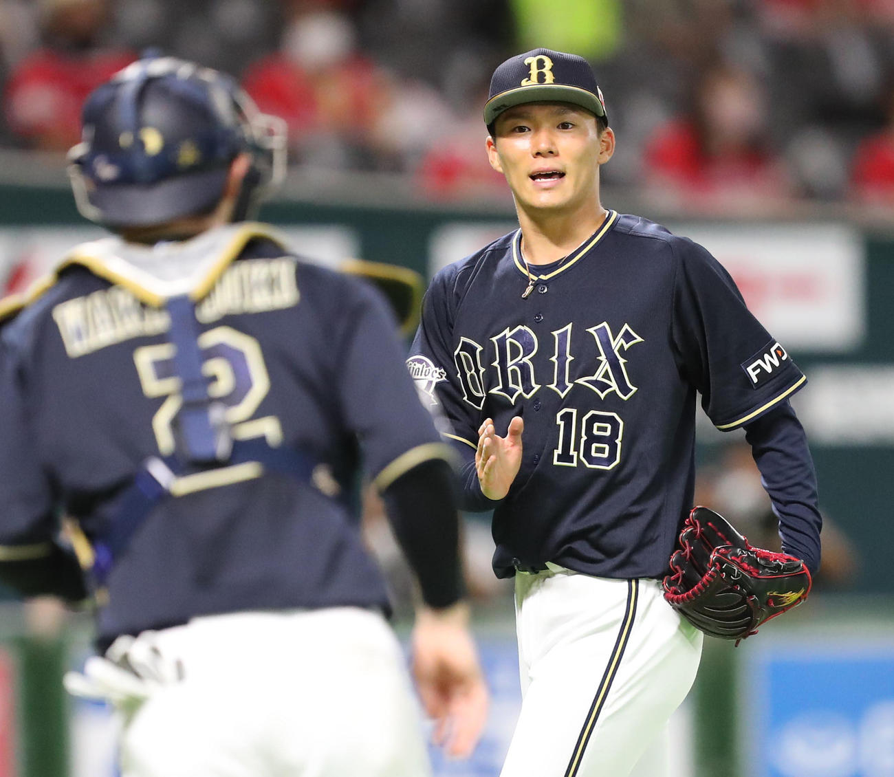 ソフトバンク対オリックス　2回を投げ終えた山本（右）は捕手若月に声を掛けながらベンチに戻る（撮影・梅根麻紀）