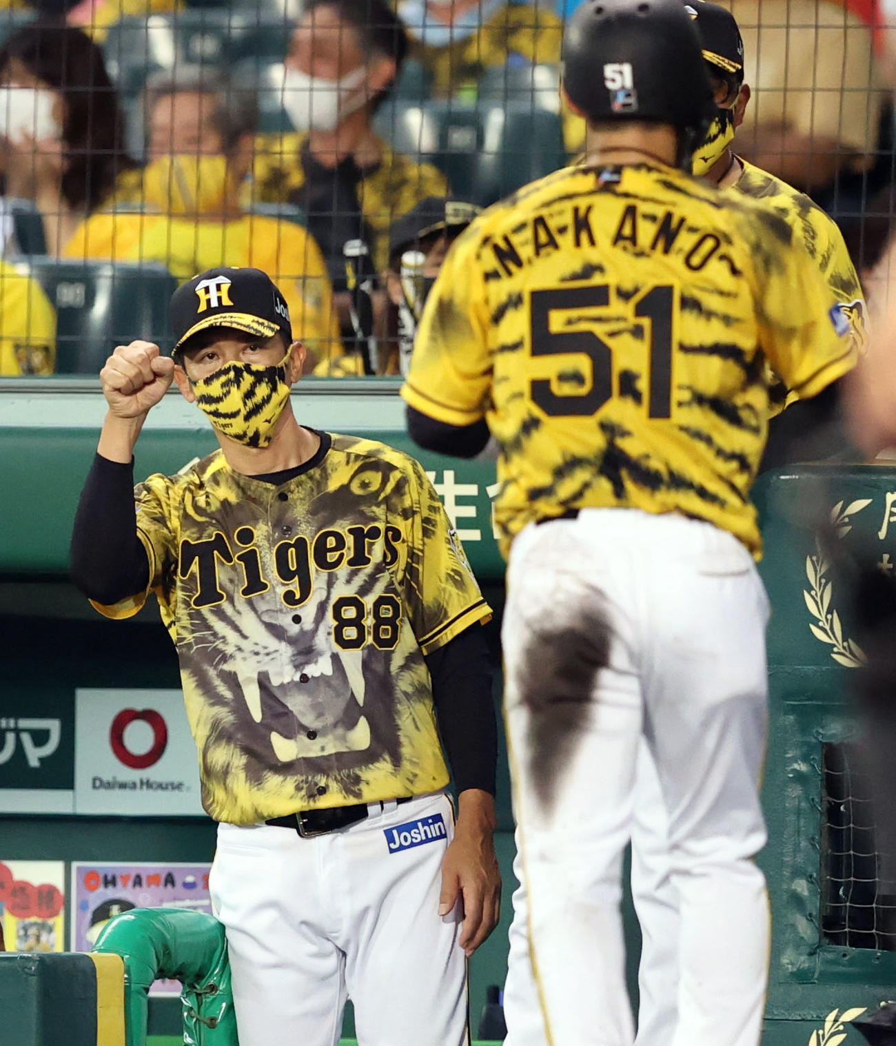 阪神対巨人　5回裏阪神2死二塁、近本の適時打で生還した中野（手前）を迎える矢野監督（撮影・狩俣裕三）