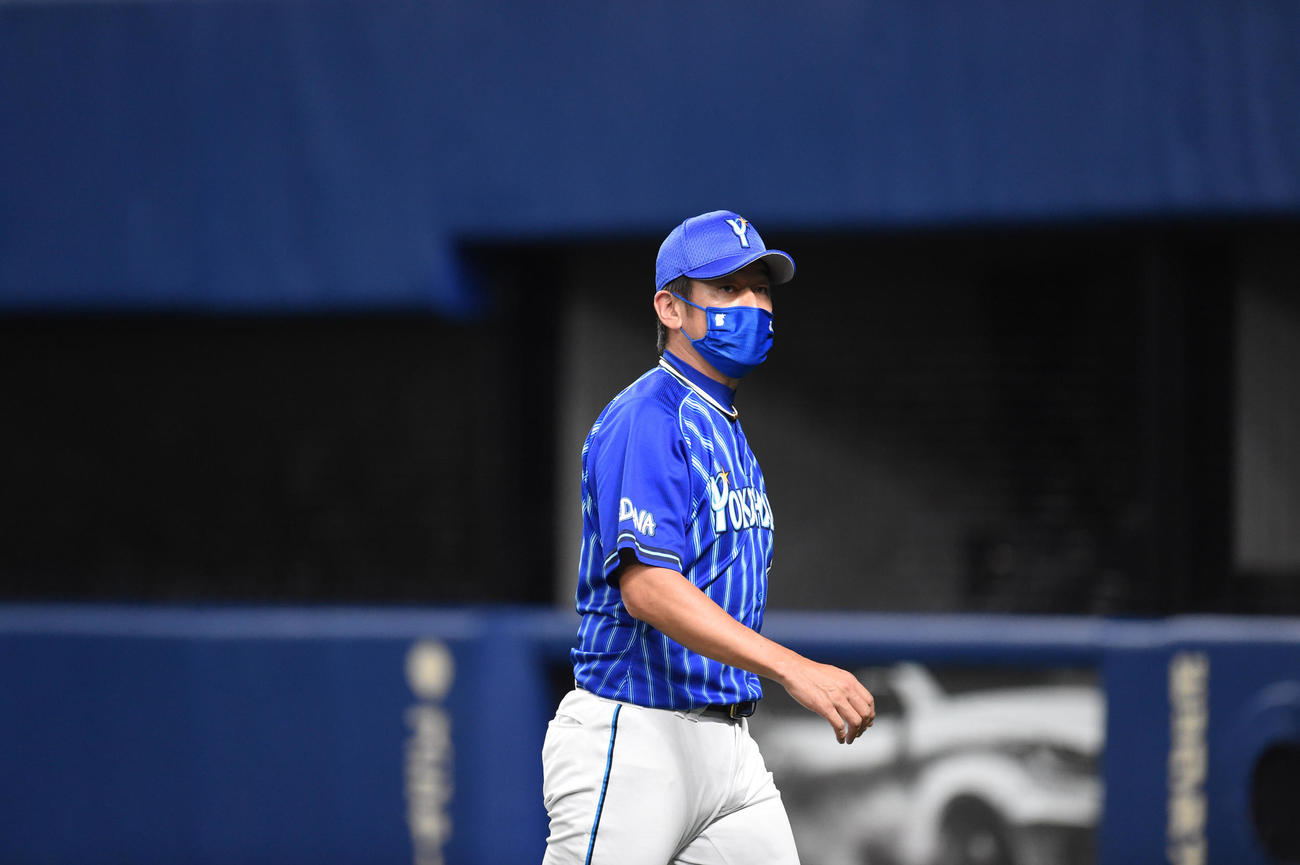 中日対DeNA 7回裏中日2死一塁、投手交代を告げベンチへ戻る三浦監督（撮影・森本幸一）