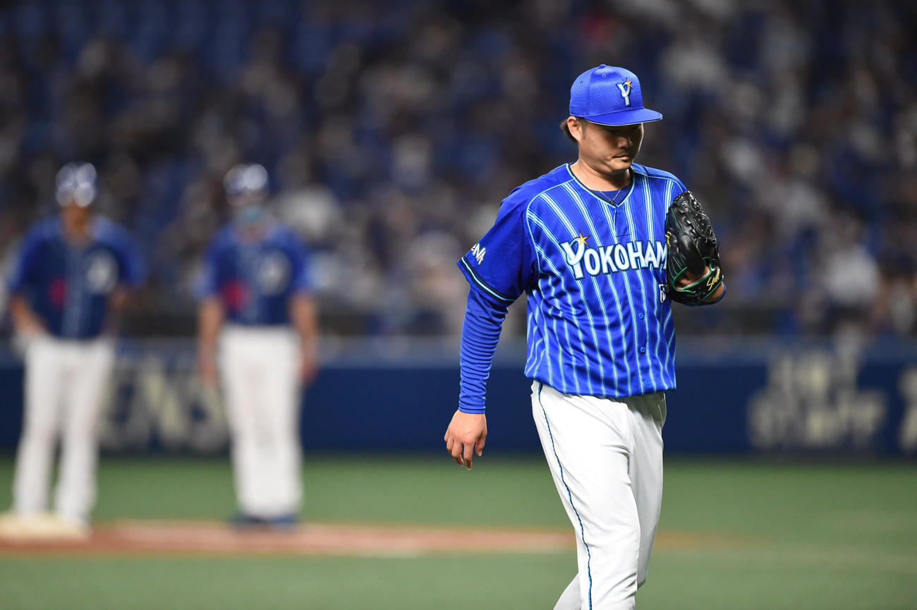 中日対DeNA 7回裏中日2死一塁、マウンドを降りるDeNA先発の有吉（撮影・森本幸一）