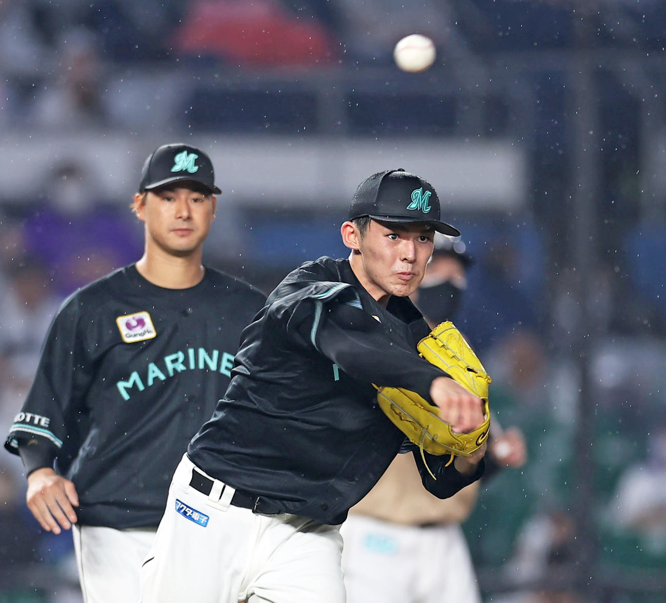 5回表日本ハム無死一、二塁、佐々木朗希は高浜祐仁の打球を一塁に悪送球し失点を許す（撮影・垰建太）