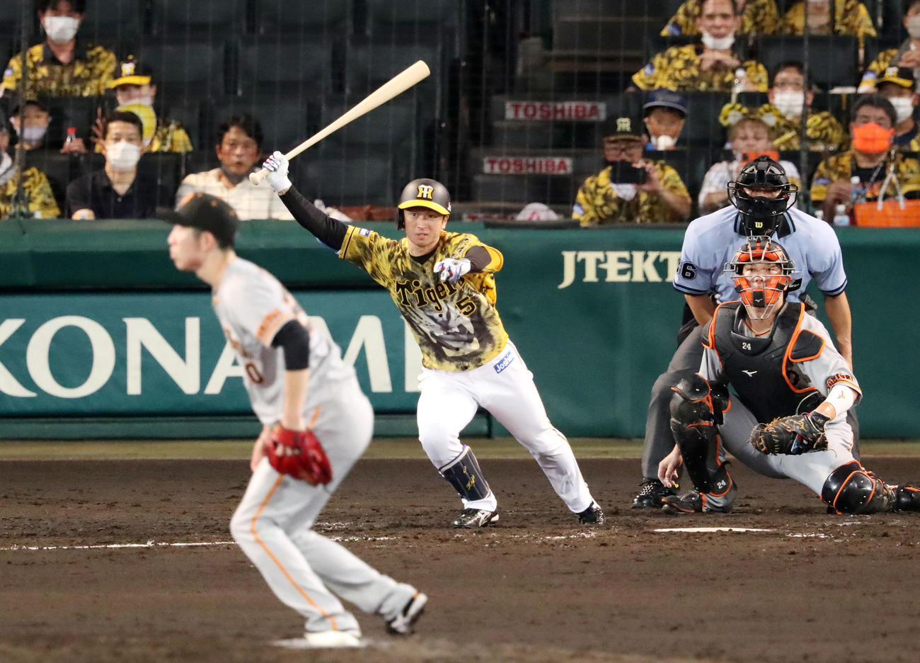 阪神対巨人　5回裏阪神2死二塁、近本は中前適時打を放つ。投手は戸郷（撮影・加藤哉）