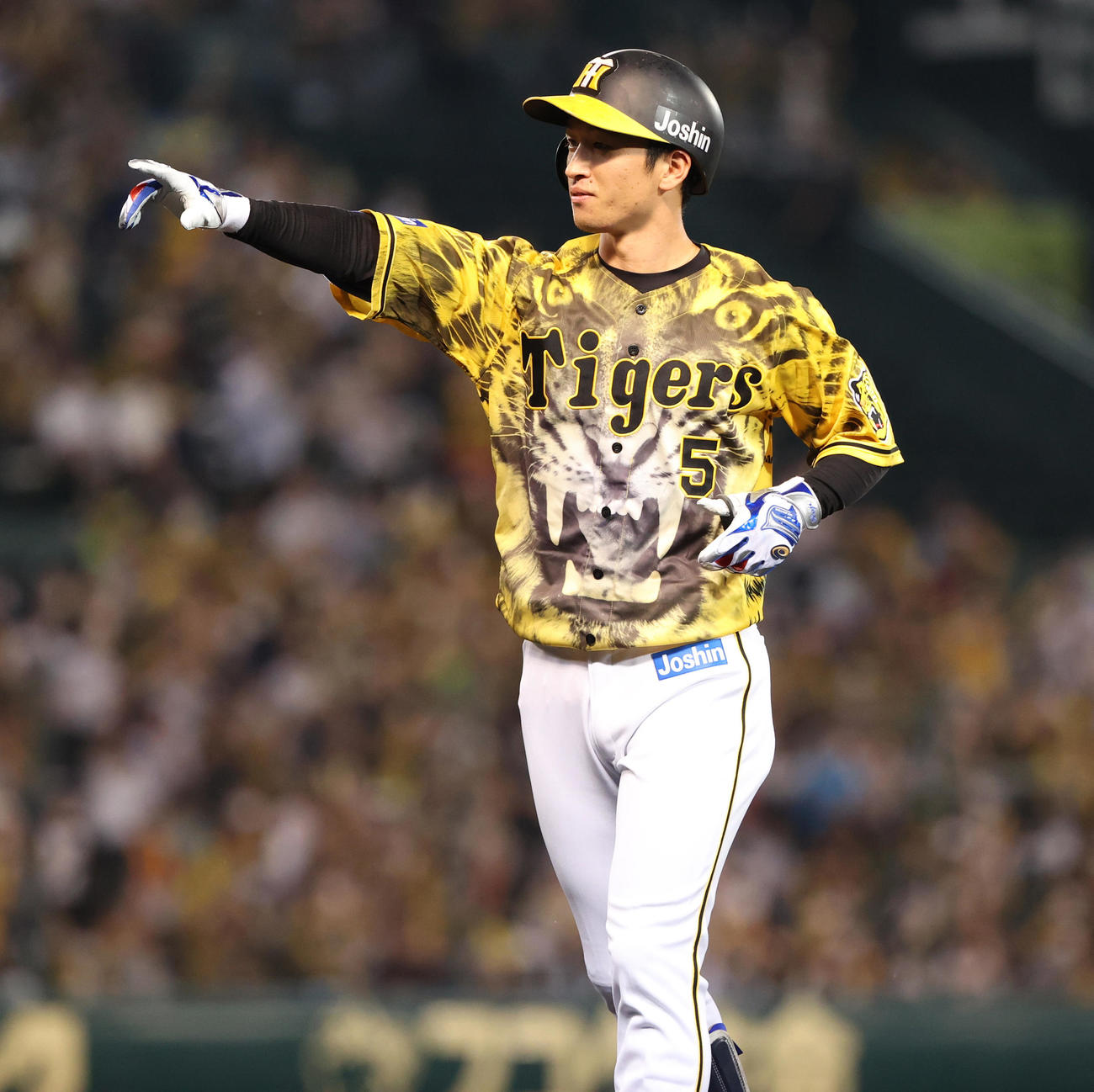 阪神対巨人　5回裏阪神2死二塁、中前適時打を放つ近本（撮影・清水貴仁）