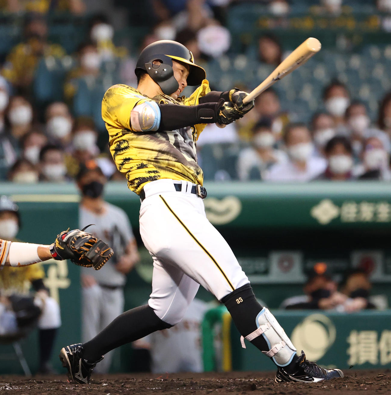 阪神対巨人　3回裏阪神2死二塁、右前適時打を放つ糸原（撮影・清水貴仁）