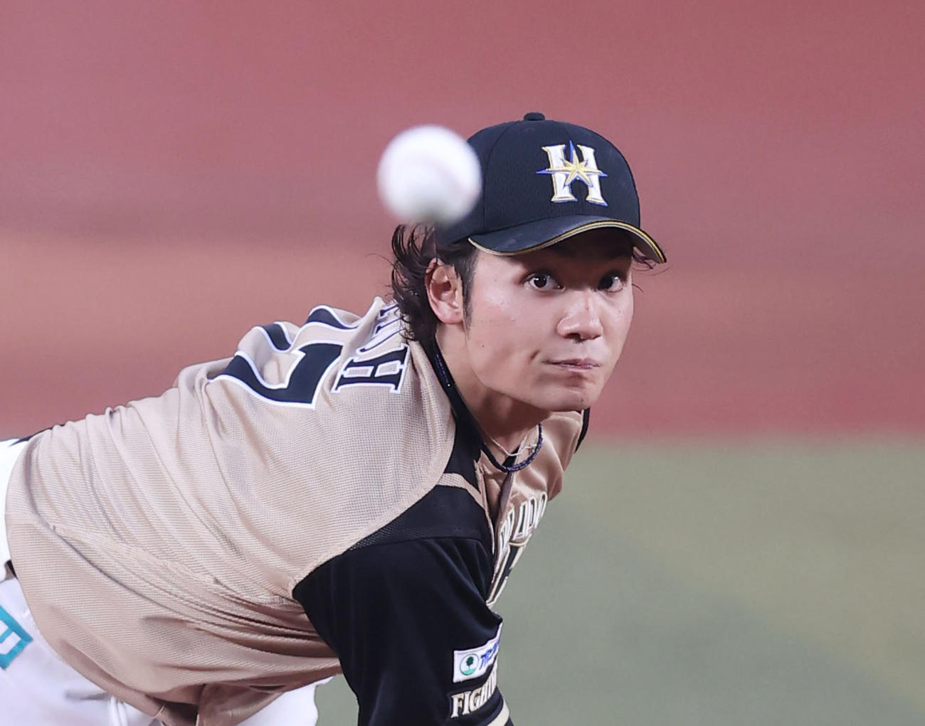 ロッテ対日本ハム　力投する日本ハム先発の伊藤（撮影・垰建太）